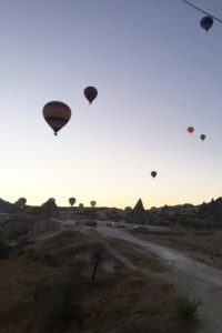 Balões ao amanhecer em Göreme, Capadócia