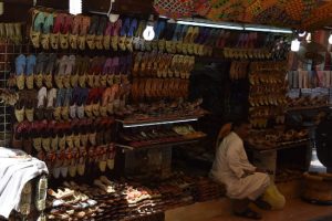 Barraca de sapatos num Souk de Dubai