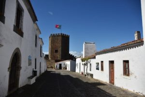 Rua até o Castelo de Monsaraz