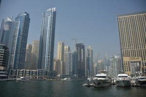 Prédios e barcos na Dubai Marina