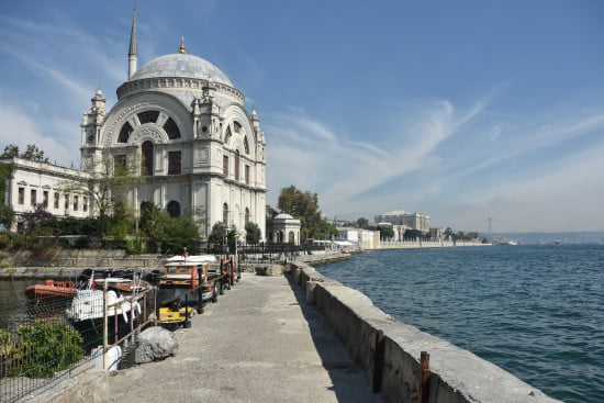 Mesquita Dolmabahçe e Palácio Dolmabahçe ao fundo