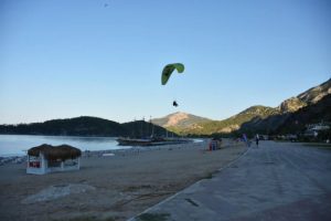 Paraglider ao amanhecer em Ölüdeniz