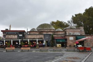 Galeria comercial em antigo local de banho em Üsküdar, Istambul