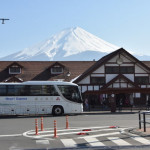 Estação Kawaguchi-ko Monte Fuji por atrás da Estação Kawaguchi-ko